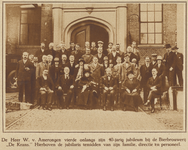 871776 Groepsportret van W. van Amerongen, met familie en collega's, bij diens 40-jarig jubileum bij Brouwerij De Krans ...